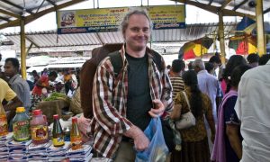 Rolf Iven auf einem Wochenmarkt in Sri Lanka