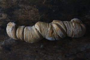 Wurzelbrot mit einem Anteil an Altbrot im Dutch Oven gebacken