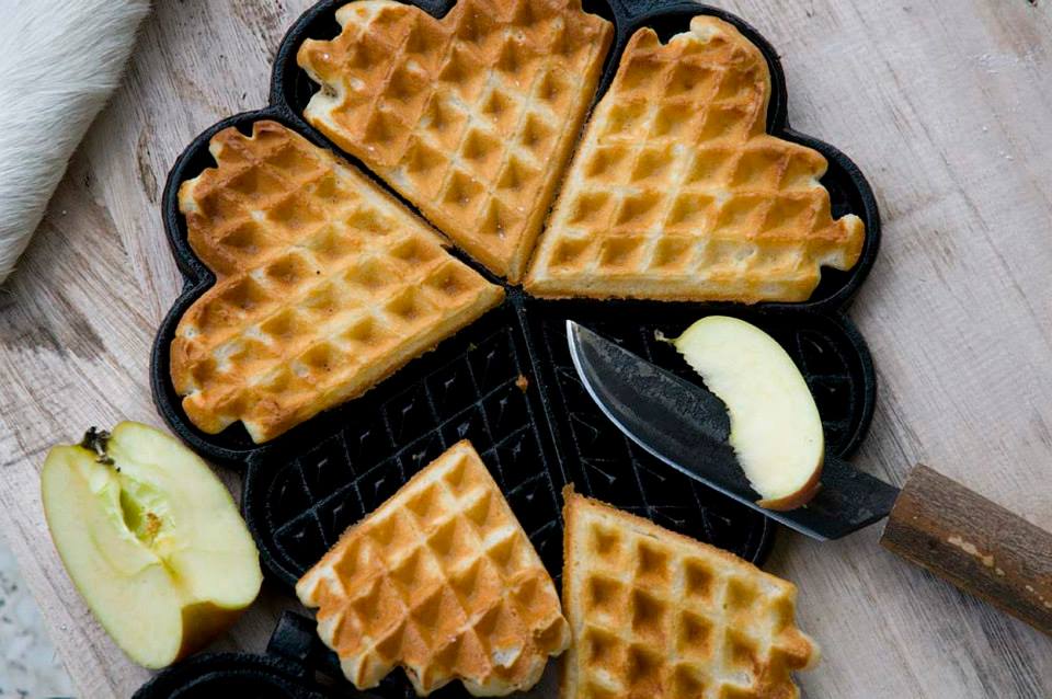 Herzwaffeln aus dem gusseisernen Waffeleisen