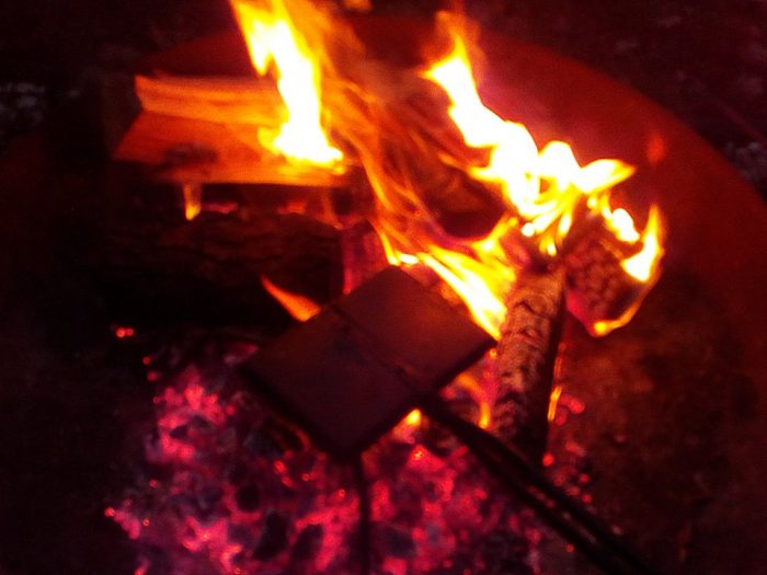 Zimtwaffeleisen im Feuer