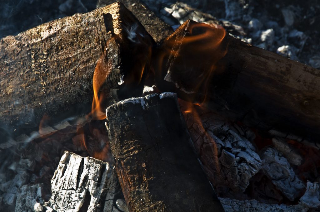 Brennendes Holz im Lagerfeuer