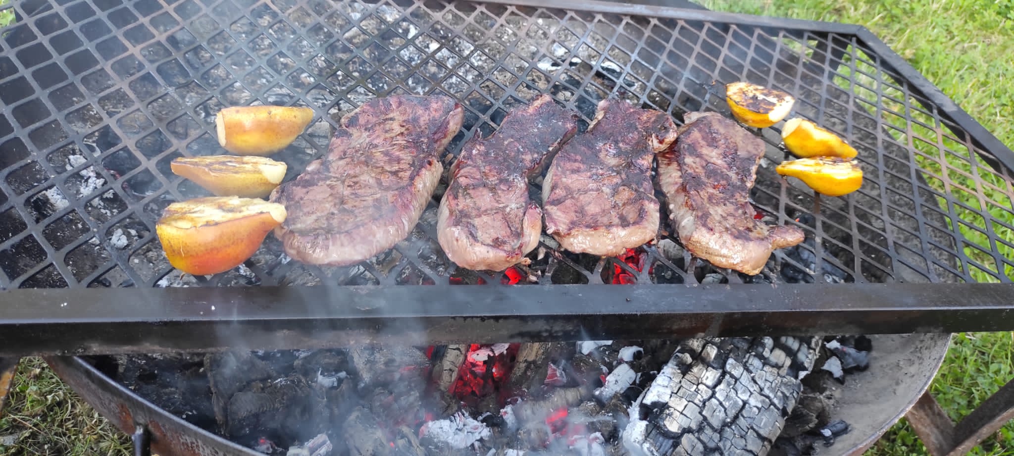 Steaks auf dem Grillrost