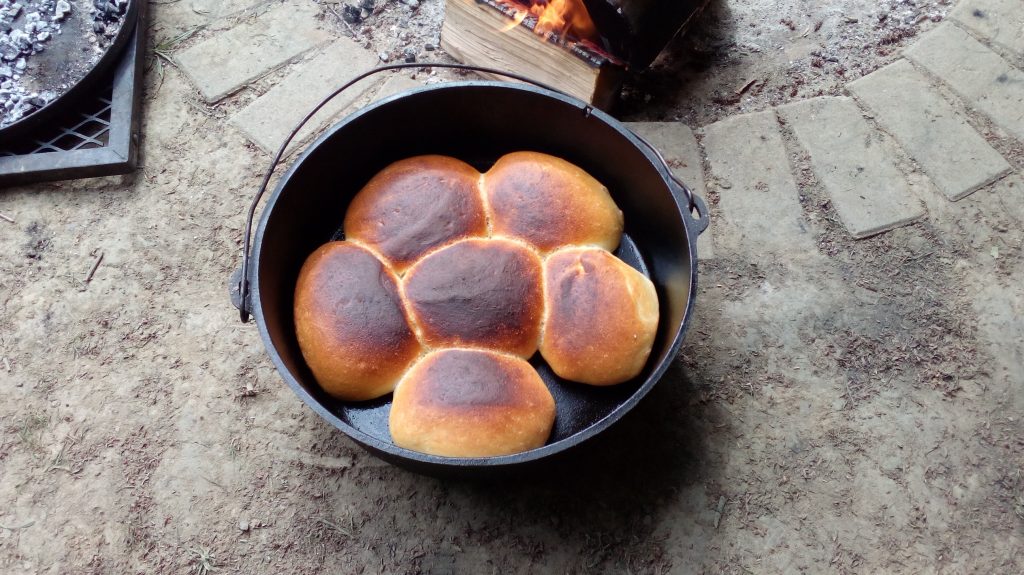 Kräftige Burger Buns mit Sauerteig im Lagerfeuer-Style