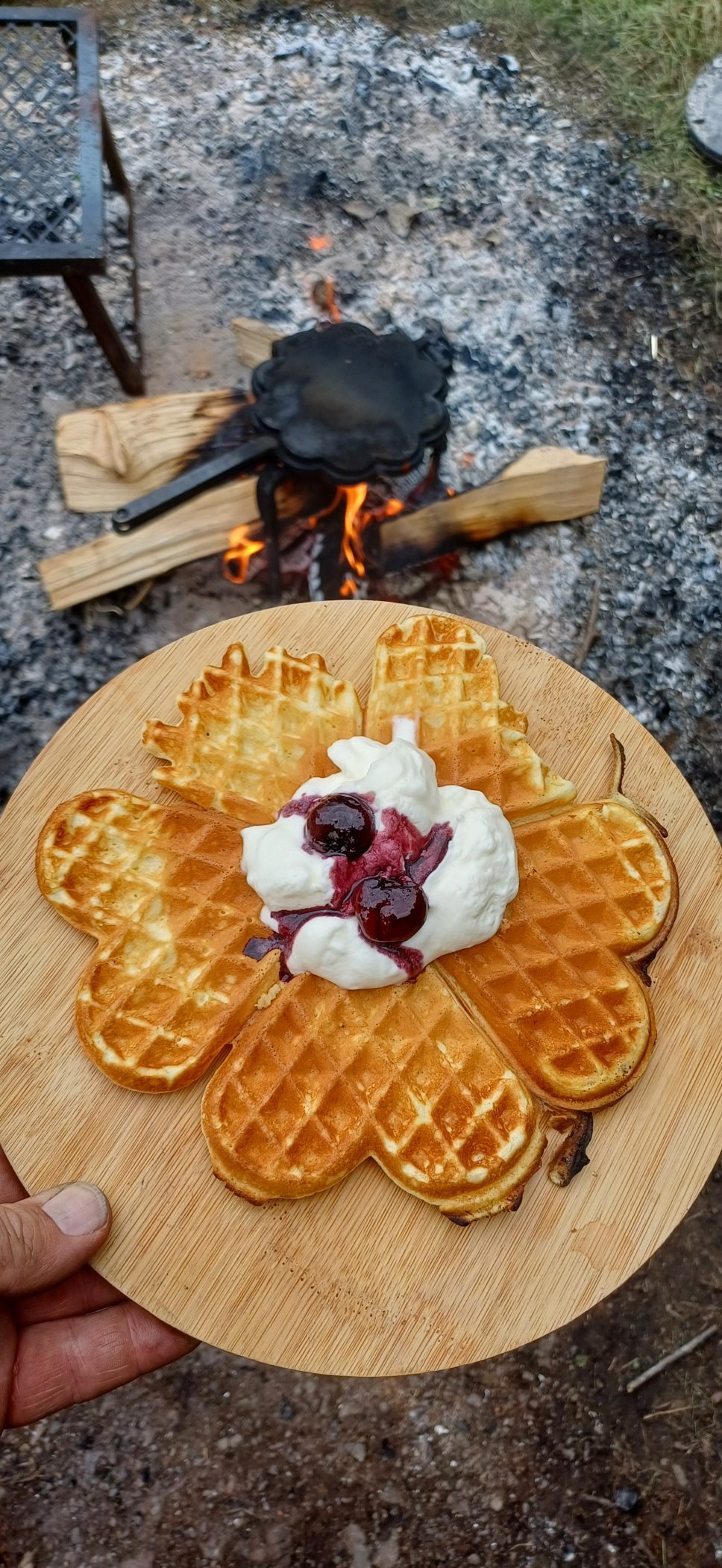 Bergische Waffeln aus dem gusseisernen Waffeleisen direkt aus dem Feuer mit Frischer Sahne und kandierten Kirschen in Thymian-Rotwein-Crema