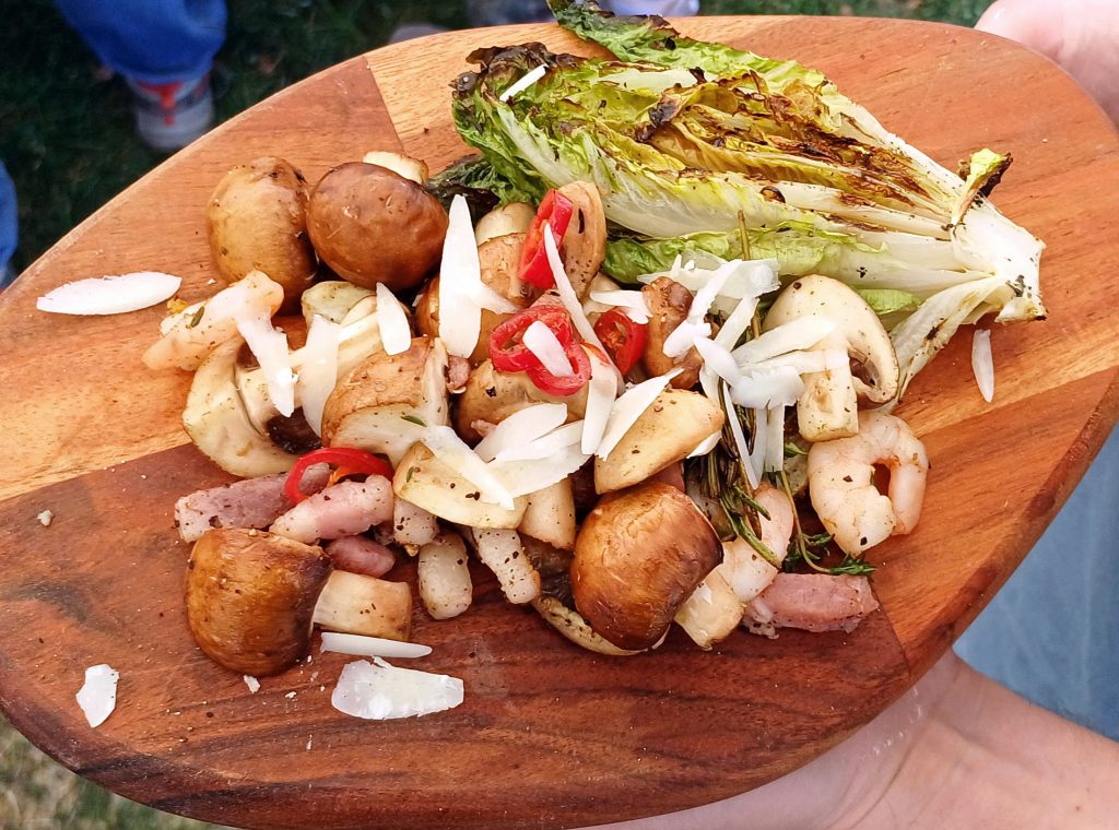 Gegrillter Salat mit Pilzen aus dem Sieb