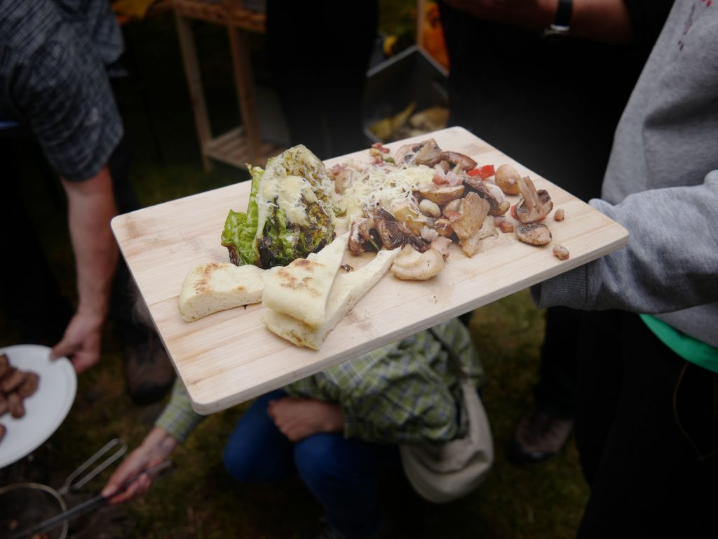 gegrillter Salat mit Pilzen, Käse und Brot